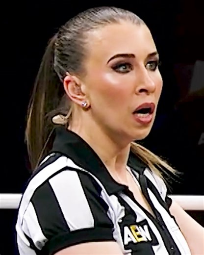 Even referee Aubrey Edwards was stunned by the force behind Takeshita’s shot 😳