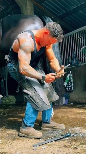 Found LIVING Things Inside This Horse Hoof 🤢🐎