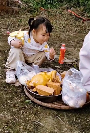 这个系列最近看到不止一次了，这样博流量真的让人反胃。没家教就是没家教，不要当成可爱来宣传。如果管不好孩子，可以不用带去