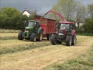 Case IH Puma 160 cvx with JF 1350 picking up silage
