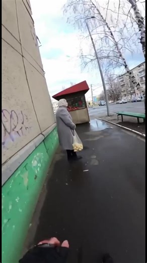 日本利用压电瓷砖将脚步转化为电能。这些瓷 砖捕捉来自你脚步的动能。当你行走时,你的 重量和动作会对瓷砖产生压力。 瓷砖会轻微弯曲,从而产生机械应力。瓷砖内 部的压电材料将这种应力转化为电能。每一步 都会产生少量电荷,而数百万步结合在一起就 能产生足够的电力来驱动 1EDE LED灯女数字显示屏和传感器。在像涩谷车站 这样繁忙的地方,每天大约有240万个脚步这 一系统作出贡献。这些电能可以被储存或立即 使用,从而减少对传统电力来源的依赖,并支 持可持续的城市基础设施。这种方法将日常运 动转化为实用的可再生能源 #fyp #pov #ia