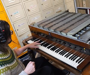 Playing a 1930s Hammond Novachord Synthesizer