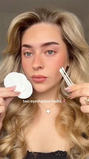 Two Eyeshadow Hacks: cotton buds VS cotton pad💫 #shorts #makeup