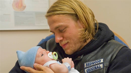 Charlie Hunnam's New Netflix Show Repeats One Brutal Sons Of Anarchy Story