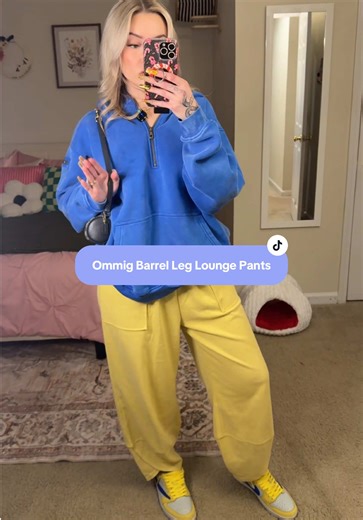 these barrel leg sweatpants are perfect for when you want to be cute comfy 💕 easy to dress up or dress down - i have the same ones in black and wear them all the time they are literally so comfortable wearing a size medium 5’4 27” waist 42” hips #barrelpants #loungewear #sweatpants