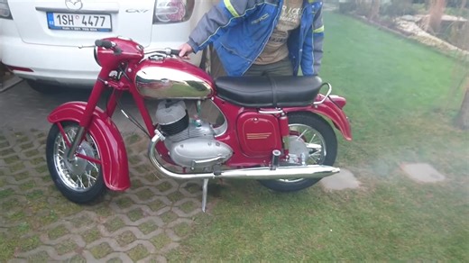 启动1958年的双缸两冲Jawa摩托车
