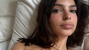 Emily Ratajkowski poses completely naked in sexy bathroom selfie