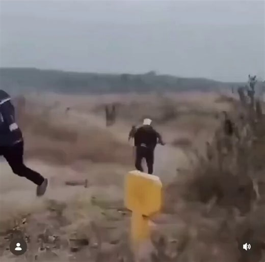 ¡Así murió el millonario Ernie Dosio, brutalmente aplastado por una manada de cinco elefantes enfurecidos junto a su cría!Mientras cazaba antílopes, los gigantes se sintieron amenazados y, en una estampida de furia salvaje, lo pisotearon sin misericordia hasta dejarlo destrozado bajo sus toneladas de músculo y rabia.Un final tan cruel como inesperado para un hombre que lo tenía todo.