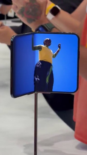 Up close of iPhone Duo opening and closing. https://t.co/TymmVG5vgS
