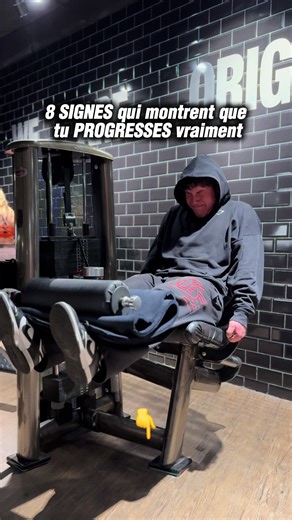 8 SIGNENT QUI MONTRENT QUE TU PROGRESSES VRAIMENT À LA SALLE ⬇️‼️ 1️⃣ Tu grognes plus fort à la salle 🗣️ Tu ne cherches pas à faire le show : tu pousses juste plus fort. Les charges redeviennent “lourdes”, et c’est une bonne chose. 2️⃣ Tu transpires à chaque série 💦 Tu bouges mieux, tu travailles plus dur, et ton cardio/ta condition s’améliore. 3️⃣ Tu soulèves plus léger 🎯 Tu as arrêté l’ego-lifting. Ta technique est solide, les reps sont propres, et tu cibles enfin le muscle au lieu de juste