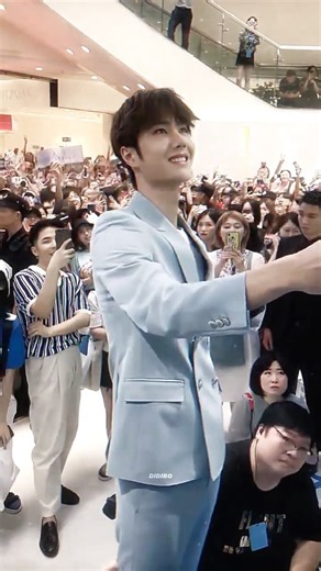 當年擠爆太古里🙂‍↔️ THE CROWD?! Wang Yibo Literally Shut Down The Whole Taikoo Li! 😍👑🔥💚