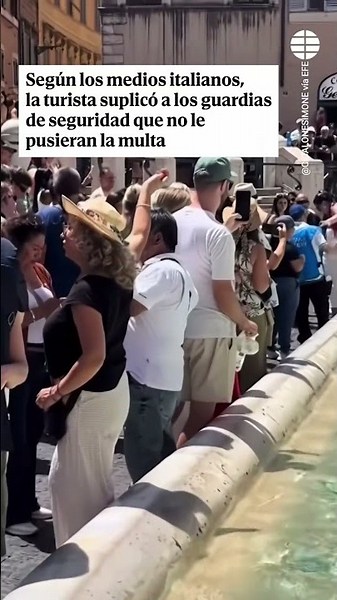 Una turista se lanza a la Fontana di Trevi en Roma para refrescarse por la ola de calor #Fontana