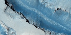 Marsquakes, recent volcanism suggest Mars still has a mantle plume