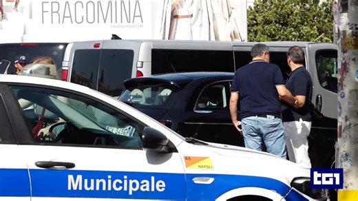 Dodici ore al mese perse per cercare #parcheggio. Accade a #Roma, ma è l’incubo degli #automobilisti in tutte le grandi città. E il posto auto difficile è anche causa del 30% del traffico. #Tg1 Stefania Squarcia | Tg1