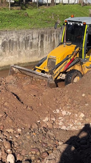 retroexcavadora usando 4x4 | El operador de maquinaria