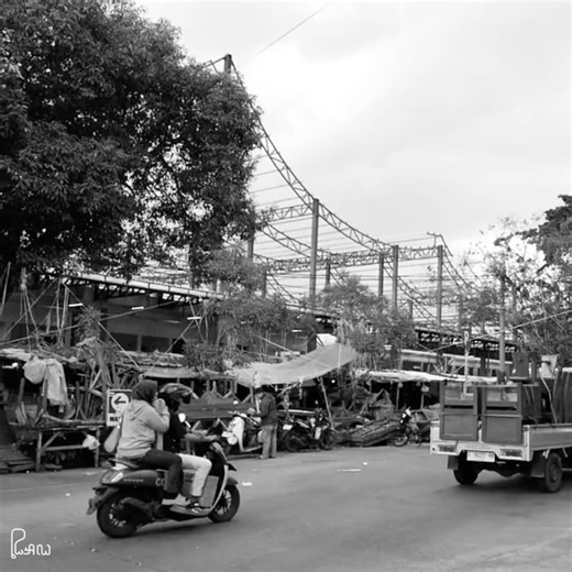 RAW Architecture Official on Instagram: "Gembrong Market is one of RAW Architecture’s case studies in market design. Located in Bogor, known as the “rain city,” the city sits at the foothills of Mt. Salak and experiences frequent rainfall (16-29 days per month), contributing to a cool temperature around 22-30°C. While Jakarta is a trade city, Bogor is like a garden city, also known as Buitenzorg, meaning “peaceful”. The city’s topography shapes the project site, which has a unique 5,5 m level di