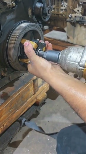 easy way to remove car pulley with special tools #shorts #usa