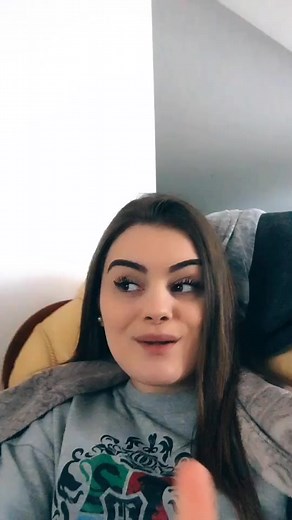 Expressive Hand Gestures in a Relaxed Setting