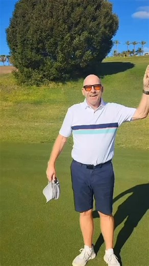 Siggi Hafsteins vann það frábæra afrek að fá ALBATROSS . Þetta er í fimmta skiptið sem þessi snillingur fer holu í höggi en fyrsta skipti á par 4. Fyrir utan þetta afrek þá spilaði hann á jafn mörgum höggum og aldri. Til hamingju Siggi - þetta er GEGGJAÐ 🥰 | GolfSaga ehf