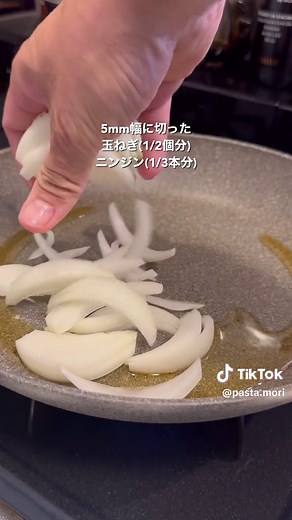 一度は作ってほしい鶏肉の甘酢あんかけ✨ 【材料】 鶏もも肉…..1枚 玉ねぎ…..1/2個 ニンジン…..1/3本 ナス…..1/2本 ピーマン…..2個 トマト…..1/2個 塩…..少々 コショー…..少々 片栗粉…..適量 サラダ油…..適量 ごま油…..大さじ2 (甘酢タレ) 醤油…..大さじ2 ケチャップ…..大さじ1 酢…..大さじ1 砂糖…..大さじ2 鶏がらスープの素…..小さじ1 水…..100ml #鶏肉の甘酢あんかけ#簡単レシピ #レシピ動画