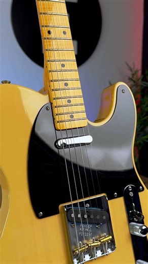O Fender Custom Shop '53 Telecaster NOS Nocaster, a melhor combinação entre o passado e o presente! Esta guitarra é uma obra-prima vintage que combina estética e tecnologia moderna.🎸 Meticulosamente construída à mão é o ápice da habilidade da Fender, levando-te de volta no tempo e recriando perfeitamente a nova '53 Telecaster, mas com alguns ajustes actualizados! 💥 #fender #fendercustomshop #53telecaster #egitanapt #egitanamusica #egitanamusical #egitanalojadeinstrumentos #egitanaportugal #loj