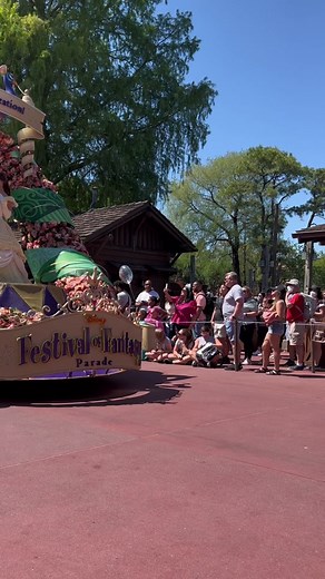 Cinderella and Elsa’s backgrounds are soooo pretty🥹 #wdw #disneyparks #festivaloffantasy #disneyparade #dvcmember #disneyprincess #belle #beautyandthebeast #cinderella #elsa #tiana #frozen #princessandthefrog #magickingdom #disneyadult #distok #disneytiktok #disneytok