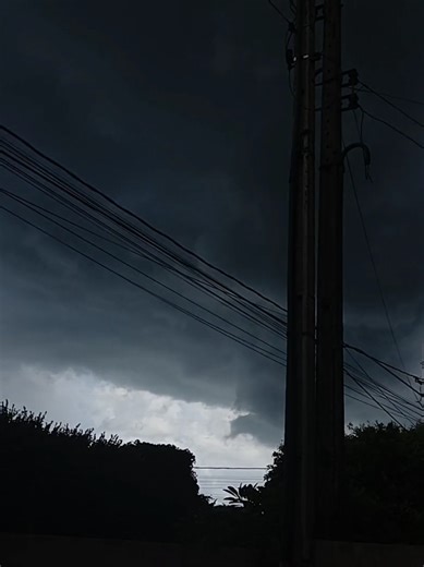 Time Lapse de uma Cumulonimbus chegando (choveu quase 5 vezes só até agora). #storm #timelapse #clouds