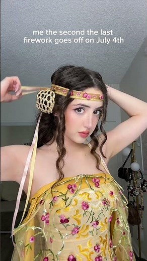 everyone comment your Halloween costumes for this year so I can scroll through the comments and gigg