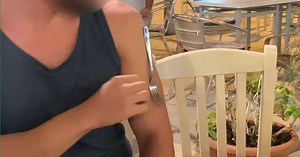 Troll develops 'magnetic powers' in front of unvaccinated people after taking COVID vaccine in Athens (video) - ProtoThema English