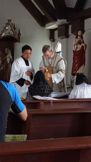 Holy Communion Traditional Latin Mass | Catholic Tradition & Evangelization