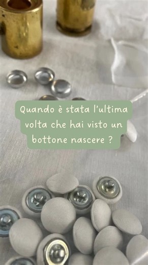 Mercerie Del Borgo - Intimo ,Merceria e Corsi creativi ✨ on Instagram: "Quando è stata l’ultima volta che hai visto un bottone nascere? 👀🧵 Guarda bene… succede davvero: con un macchinario speciale trasformiamo il tuo tessuto in un bottone unico, fatto a mano. ✨ Scrivi nei commenti se lo sapevi già oppure se hai sempre comprato bottoni comuni!👇🏻 Se vuoi saperne di più, vieni a trovarci 📍in Via Borgo Giannotti 534/538 a Lucca Ti aspettiamo 🤍 #bottonifattiamano #sartoriaartigianale #handmadei