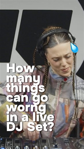KLAU on Instagram: "Vengo con este pequeño vídeo a modo de auto-crítica y sobre todo buscando normalizar los fallos que, como humanas, cometemos en situaciones de nervios y estrés 💋 Mil y una cosas pueden ir mal durante un Live Dj Set, yo concretamente he vivido: - Que se me caiga el pelo postizo durante un Set ✅ - Pinchar sin Quantize y no encajarlas ✅ - Pinchar con un USB corrupto que no analizaba ninguna canción y tener que hacerlo “a ciegas” ✅ (desde ahí siempre llevo 5 usbs conmigo) A toda