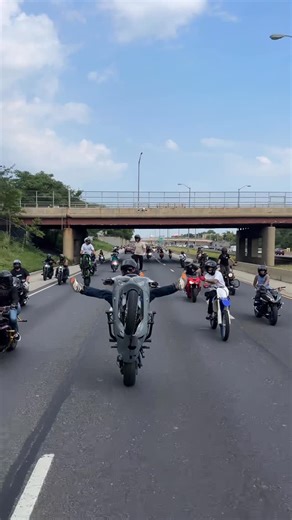 Superfly on Instagram: "POV your in the middle of 500+ bikes on a bumpy Chicago freeway riding backwards doing crazy shit with your homies😤"