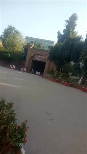 kuch log university b jty hai 😩😪