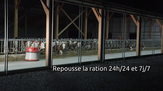 Une repousse du fourrage efficace Le nouveau robot repousse fourrage Lely Juno est le plus polyvalent du marché. Il peut être utilisé dans quasiment tout type de bâtiment d’élevage, sans aucune modification. Le Lely Juno suit les murs et les cornadis à gauche et à droite, tandis que des bandes métalliques fixées au sol le dirigent vers la station de chargement et, si nécessaire, vers d’autres bâtiments. #Lely #Juno https://www.lely.com/fr/solutions/alimentation/juno/ | Lely