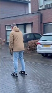 Schaatsen op straat in het noorden! 😱❄️⛸️ #coderood #weeralarm #schaatsen #ijzel