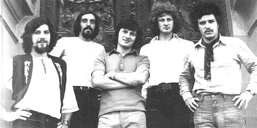 VIDEO Membrii legendarei trupe Phoenix se reunesc, în premieră, în filmul documentar Phoenix. Har/Jar: relația cu Securitatea, fuga din țară, viața în străinătate și revenirea în România / Filmul, regizat de Cornel Mihalache și realizat de TVR, poate fi văzut pe marile ecrane din 20 ianuarie