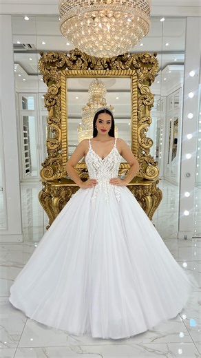 Atelier Barbara Melo | VESTIDO DE NOIVA on Instagram: "Qual o seu vestido de noiva clássico favorito? Me conta aqui nos comentários! 👰‍♀️🤍"