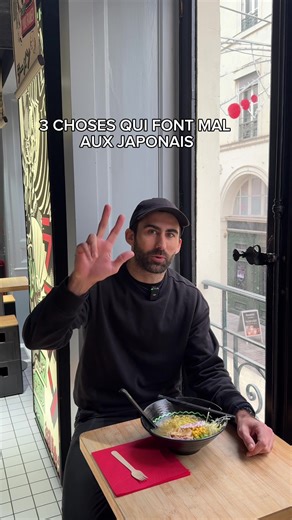 3 choses qui font mal aux Japonais 🇯🇵🍜 1️⃣ Manger des ramen avec une fourchette Sacrilège. Les baguettes, c’est la base. 2️⃣ Ne pas slurper les nouilles Au Japon, slurper = compliment au chef. Silence total ? Il va se poser des questions 👀 3️⃣ Couper les nouilles Jamais. Les nouilles sont faites pour être savourées telles quelles. 👉 Team respect des traditions ou team freestyle ? Dis-nous en commentaire 🍜✨ #ramen #lemans #manger #foodtok #japon