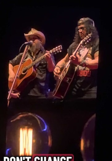 Chris Stapleton with Slash & Duff McKagan singing Patience in Toronto