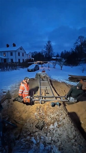 XÝLO DSGN on Instagram: "5 hours. One massive elm. One true friend. Joe traveled all the way to Sweden just to stand next to me behind the mill 🤝 This is a 5-hour timelapse of us milling a 4.5 m long, 1.2 m diameter elm, featuring a 1.45 m crotch, in snowy, wet Ydre, southern Sweden 🌲❄️ Cold hands, wet boots, old machinery and heavy slabs but moments like these are why we do it. Real friendship. Real wood. Real work. If you love chainsaw milling, big timber, elm wood, sawmills, or raw forestry
