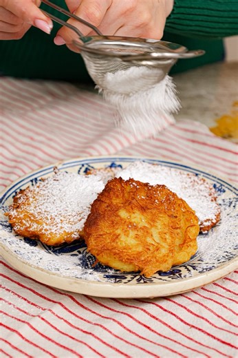 Când pachetul de acasă nu mai vine, trebuie sa înveți sa te descurci pe cont propiu, așa ca hai sa te învăț cum faci tocinei! Ingrediente • 5 cartofi medii (razuiți fin) • 1 ou • 2–3 linguri de făină • Sare și piper, după gust( sau o lingura de zahăr pentru varianta dulce) • Ulei pentru prăjit Mod de preparare: 1. Curatam cartofii si ii radem fin. Stoarcem bine cartofii pentru a elimina excesul de apa si amidon. 2. Într-un bol, amestecăm cartofii storsi cu oul, făina, sarea si piperul( sau zahăr