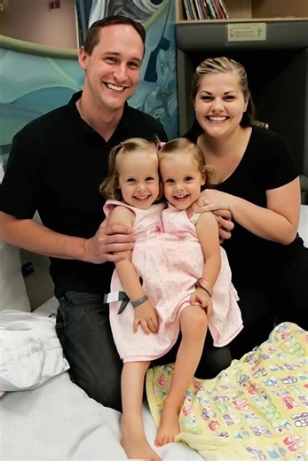 The conjoined twins were separated after a complex surgery. See what they look like 19 years later. The twins were born with a shared body and shared some organs. At the age of 4, with their parents’ consent, they underwent a complex separation surgery, although the doctors gave no guarantees of a successful outcome. The surgery lasted about 26 hours.😓😓 This was the first case in which doctors separated twins with shared organs. The surgery was successful, and the girls began to recover. Unfor