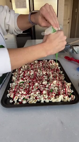 Easy & Cute Holiday Snack – Christmas Popcorn Bucket