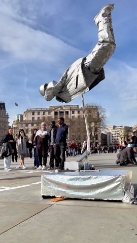 Wonders and curiosity on their faces. #livingstatue #silvermanstatueofficial #performer