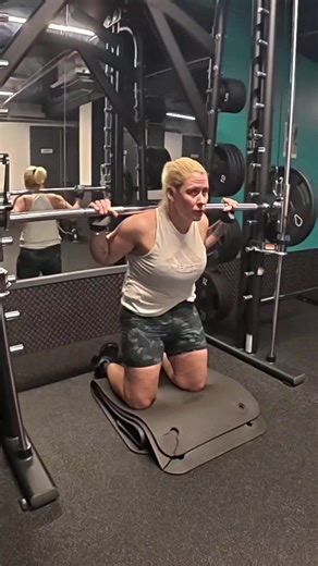 This is a kneeling barbell crunch, not a hinge. Ribs down, glutes tucked, abs doing the work.#gymtok #fittok #coreworkout
