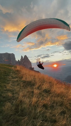 Soaring high above the breathtaking Dolomites at Seiser Alm! Would you rather experience this adrenaline-filled adventure through the daylight or chase the sunset?🤩 🪂 Lukas Kusstatscher 🎥 Seiser Alm Marketing - Kayaminds | Seiser Alm / Alpe di Siusi