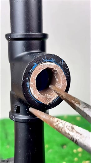 22K views · 92 reactions | Pedreiro desenvolve técnica genial para tirar peça quebrada de cano #pedreiro #obra #dicas #tips | Casal Gambiarra11 | Facebook