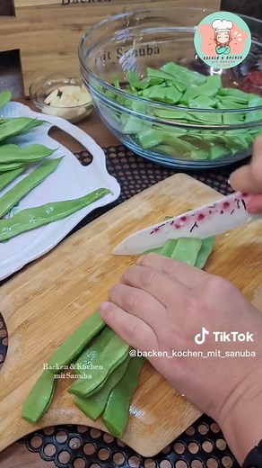 Stangenbohnen Rezept - Loubieh bzeyt - Bohnen vegan & vegetarisch Hallo meine Lieben, heute zeige ich euch das Rezept für Vegetarische Stangenbohnen nach Libanesischer Art. Die Stangenbohnen können warm oder kalt genossen werden. Dazu wird arabischer Fladenbrot serviert. Hier ist das Rezept Zutaten: 500g Stangenbohnen 2-3 Zwiebeln 2 Tomaten 1 Knoblauch Knolle 1-2 El Tomatenmark Ca. 1 TL Salz ½ TL Pfeffer ½ TL Paprikapulver 1/2 TL 7 Gewürz oder Piment Chili nach Geschmack Ca. 100 ml Olivenöl Zube