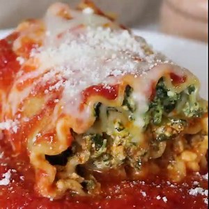 https://www.skinnytaste.com/spinach-lasagna-rolls/ These EASY Spinach Lasagna Roll ups are totally delicious, perfect for entertaining or serving for weeknight meals. | Skinnytaste